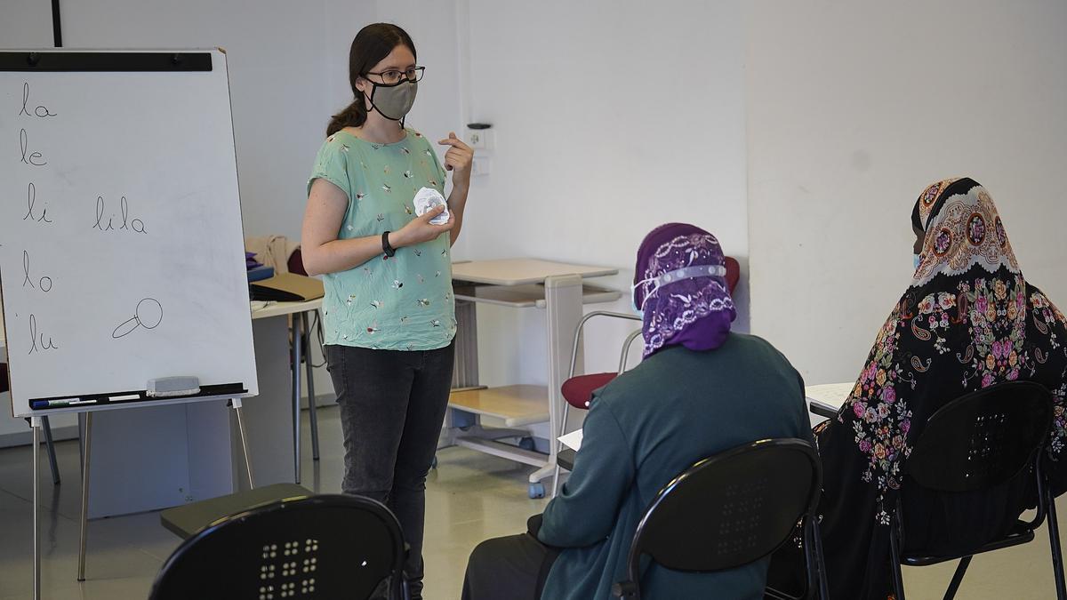 Laura Bohigas impartint el curs d&#039;alfabetització &#039;Lletres per a tothom&#039; a Celrà