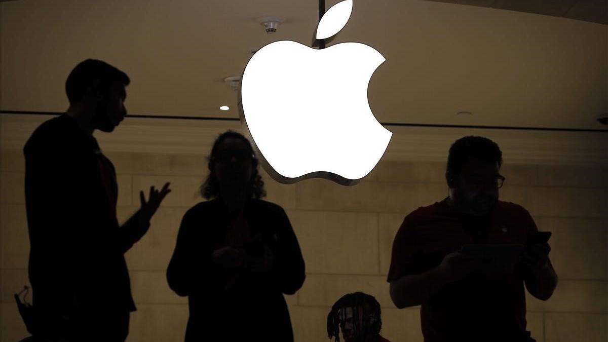 Empleados de una tienda minorista de Apple en Grand Central Terminal en Nueva York. Las acciones estadounidenses de Apple han caido nuevamente.