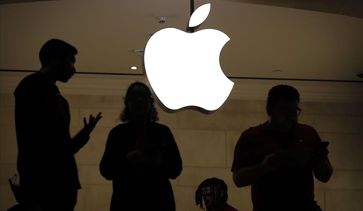 Empleados de una tienda minorista de Apple en Nueva York.