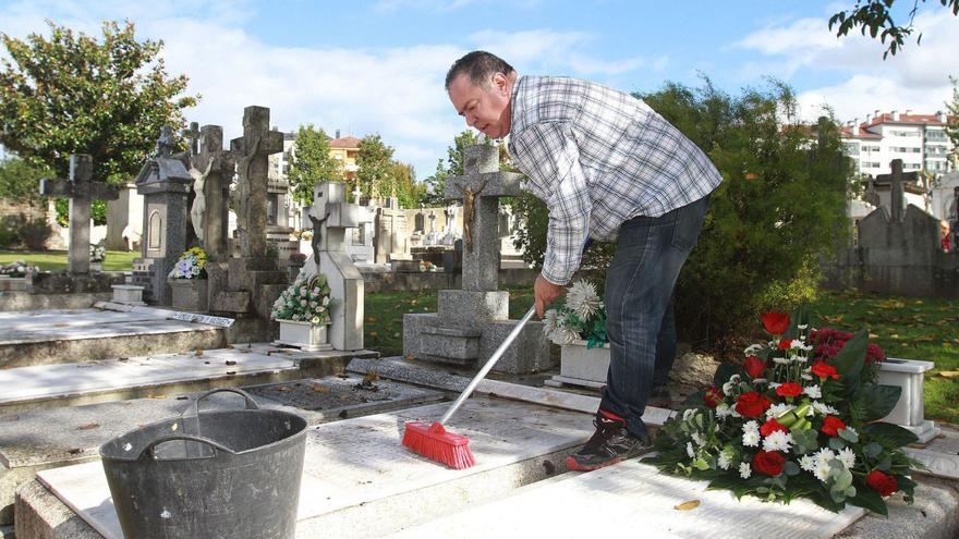 Una de las empresas que  cuidadn sepulturas por encargo,  limpiando  una propiedad en el cementerio de San Francisco. |   // IÑAKI OSORIO