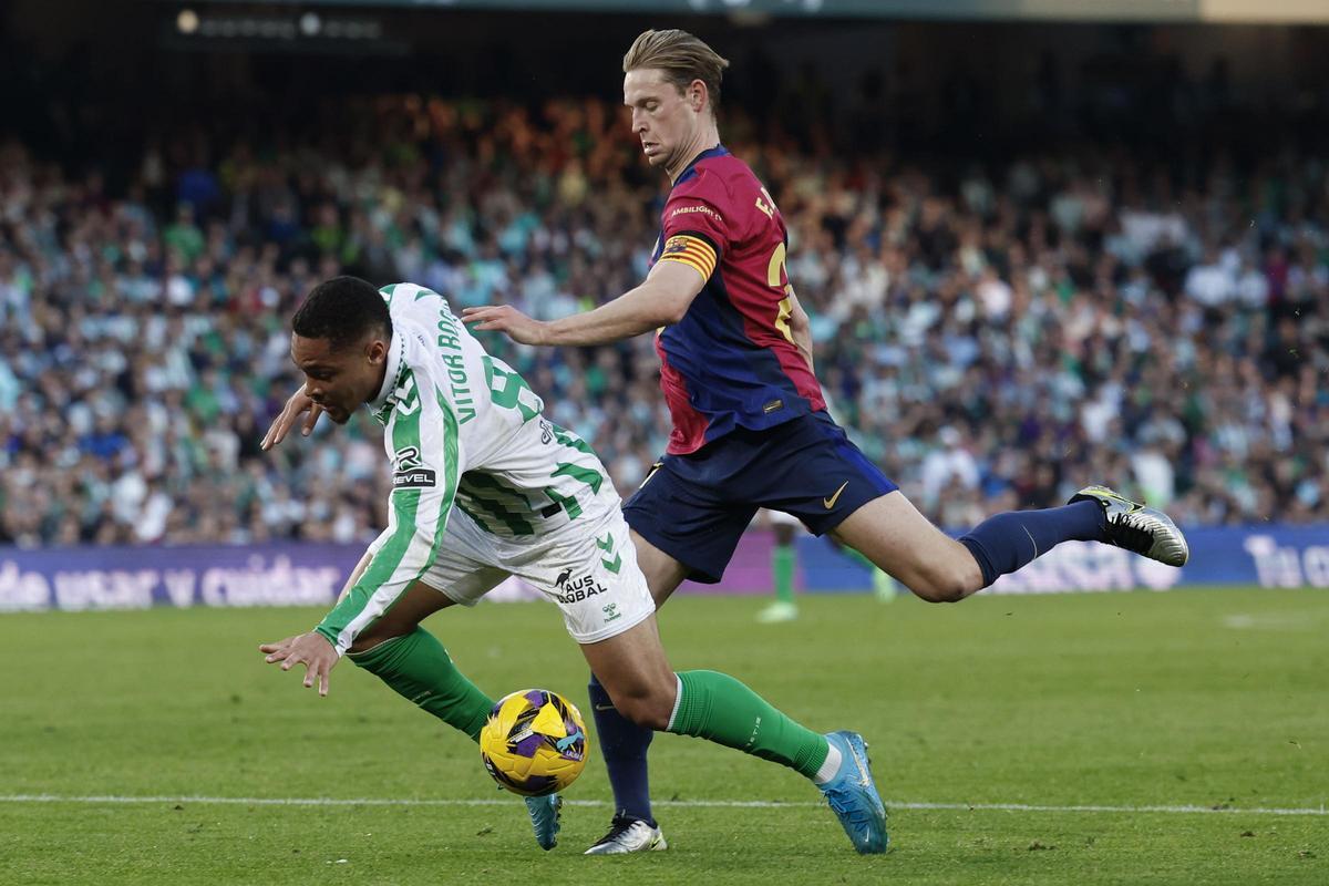 De Jong comete penalti sobre Vitor Roque.