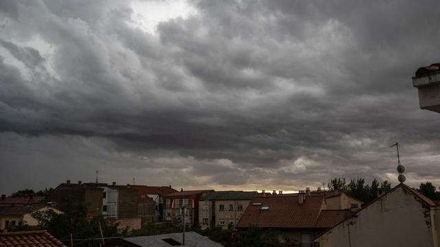 La tormenta se cernía sobre la capital en la mañana del lunes y dejó más de 15 litros de agua.