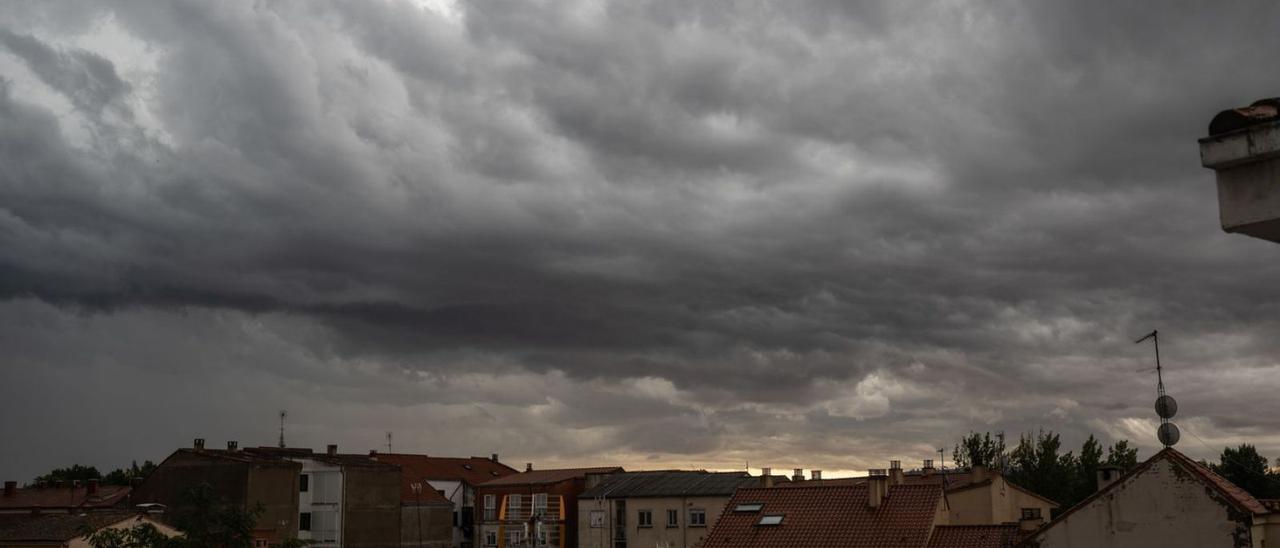 La tormenta se cernía sobre la capital en la mañana del lunes y dejó más de 15 litros de agua.