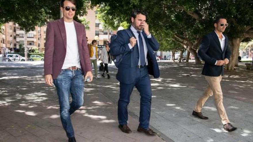 Manuel Manzanares, a la izquierda, al llegar a los juzgados con su abogado y el otro acusado.