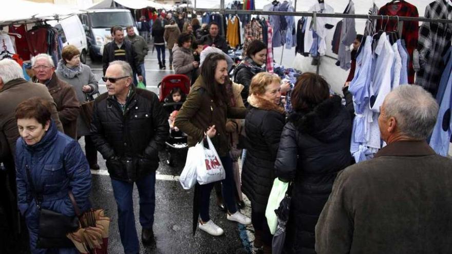 Los puestos de la feria tuvieron clientela cuando dejó de llover, ya avanzado el mediodía . // Bernabé/Luismy