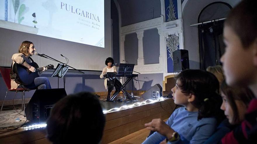 Alicia Álvarez y Alicia Varela, en el concierto-presentación de &quot;Pulgarina&quot; en el Antiguo Instituto.