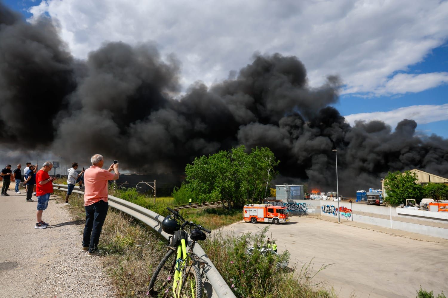 El incendio de la empresa de reciclaje de Silla, en imágenes