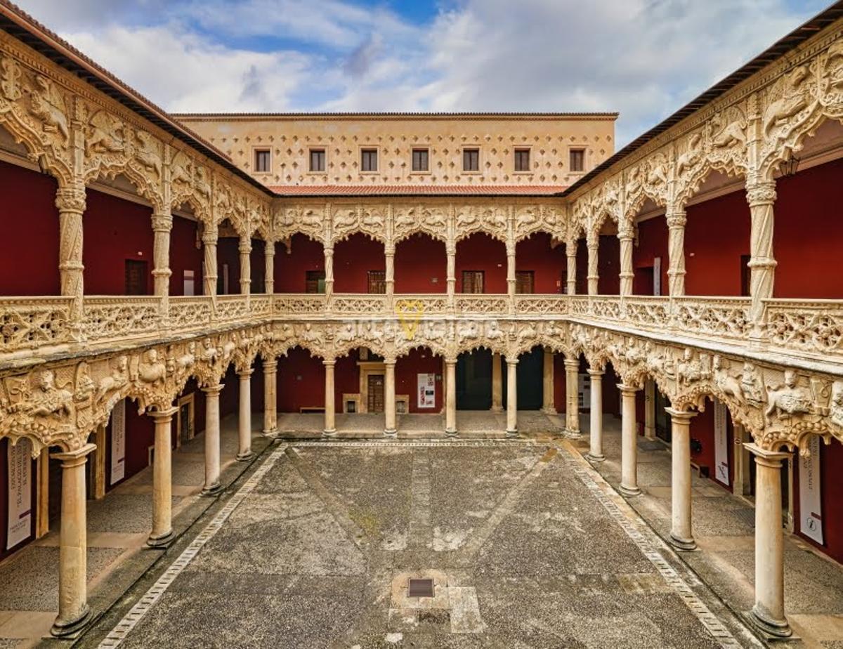 Construido a finales del siglo XV, fue la gran obra impulsada por Íñigo López de Mendoza y figura entre los conjuntos más importantes de Guadalajara