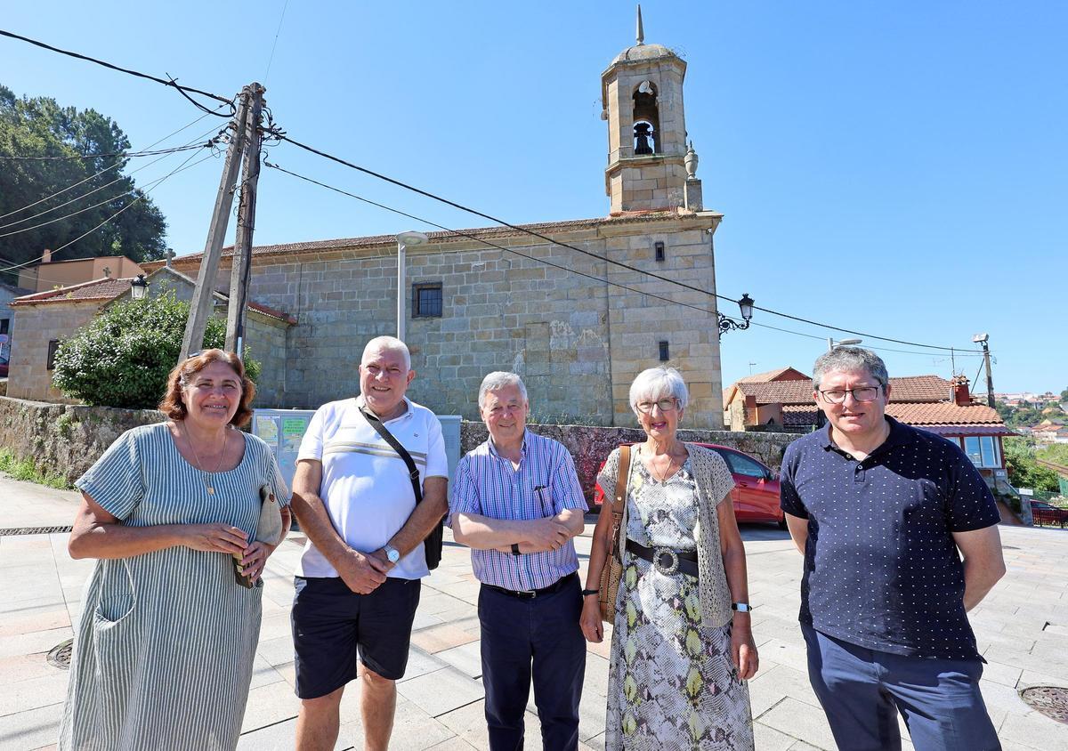 Matusa, Alfredo, don Ramón (párroco de San Salvador), Julita, y Santi Vega (delegado de patrimonio de la diócesis)