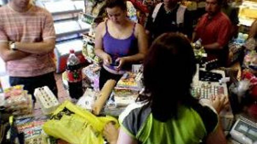 Un hombre con pasamontañas y un cuchillo atraca la tienda Deseos