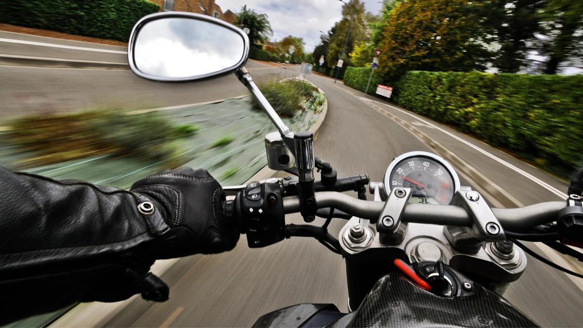 Imagen de una persona montando en moto.
