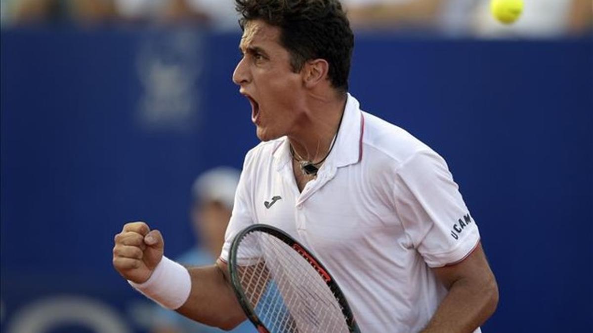 Almagro celebra la victoria ante Ferrer, en Buenos Aires