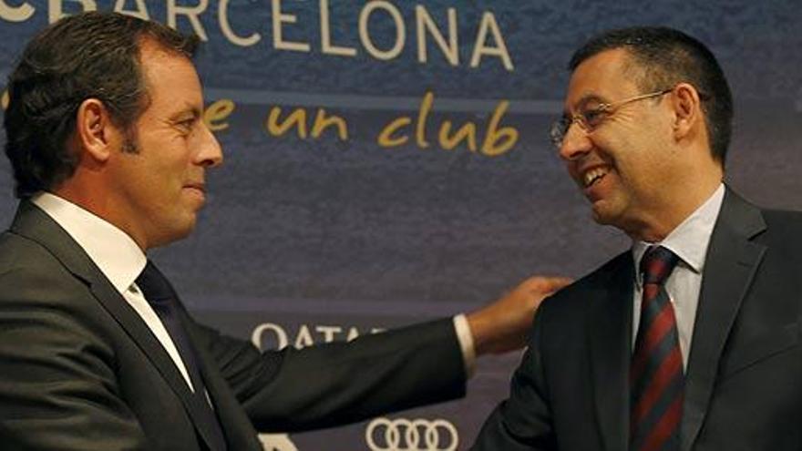 Rosell se abraza a Bartomeu.