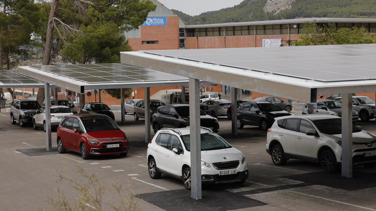 Vista de los paneles solares instalados en el aparcamiento del polideportivo de Alcoy.