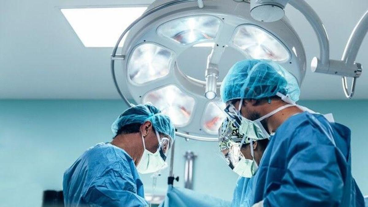 Un equipo de médicos realiza una operación en un quirófano.
