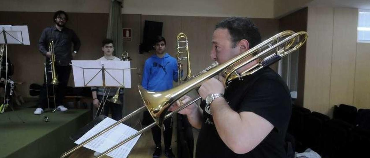Alumnos de la Escola de Música de Meaño en una clase de trombón. // Noé Parga
