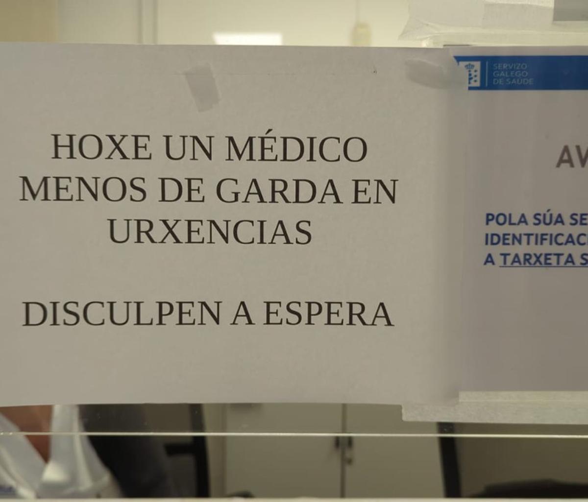 Un cartel anunciando la falta de un médico en Cangas. |  FdV