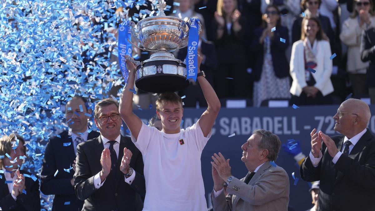 El tenista danés Holger Rune levanta el trofeo tras su victoria ante el español Carlos Alcaraz en la final del Barcelona Open Banc Sabadell disputado en Barcelona.