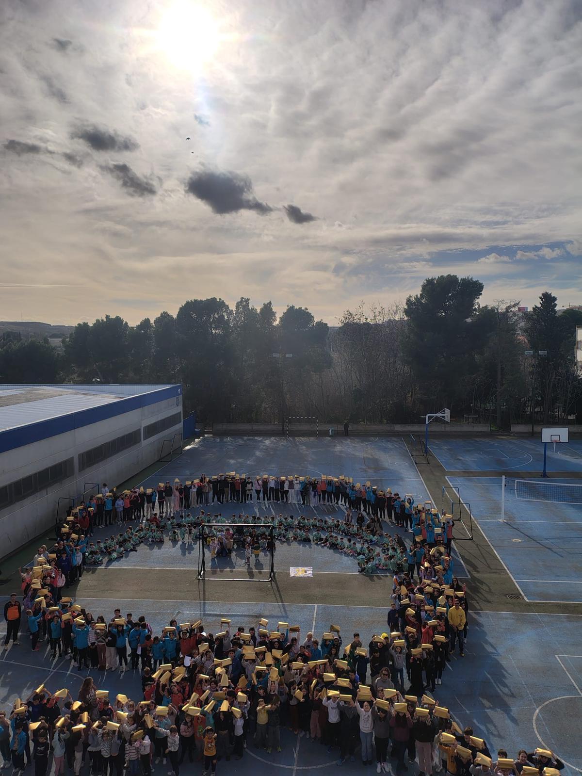 Alumnos del colegio Sagrada Familia, este viernes, tras realizar un lazo en el patio en solidaridad con los niños con cáncer.