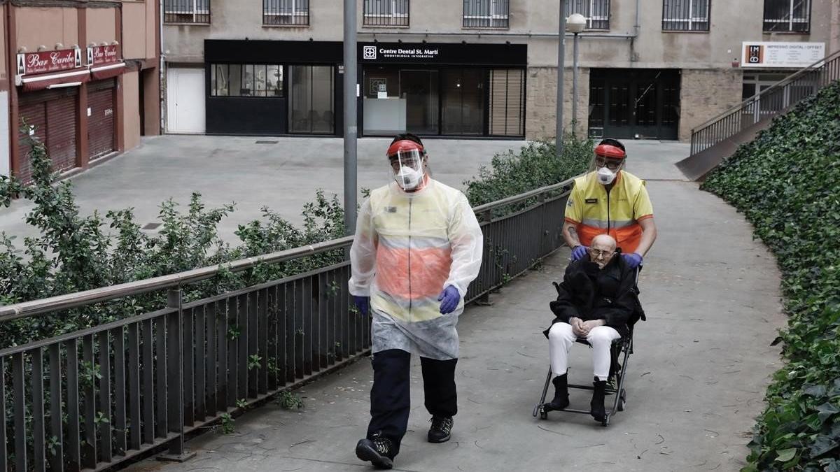 Pacientes y sanitarios, en el Hospital de Vall d'Hebron en días de coronavirus