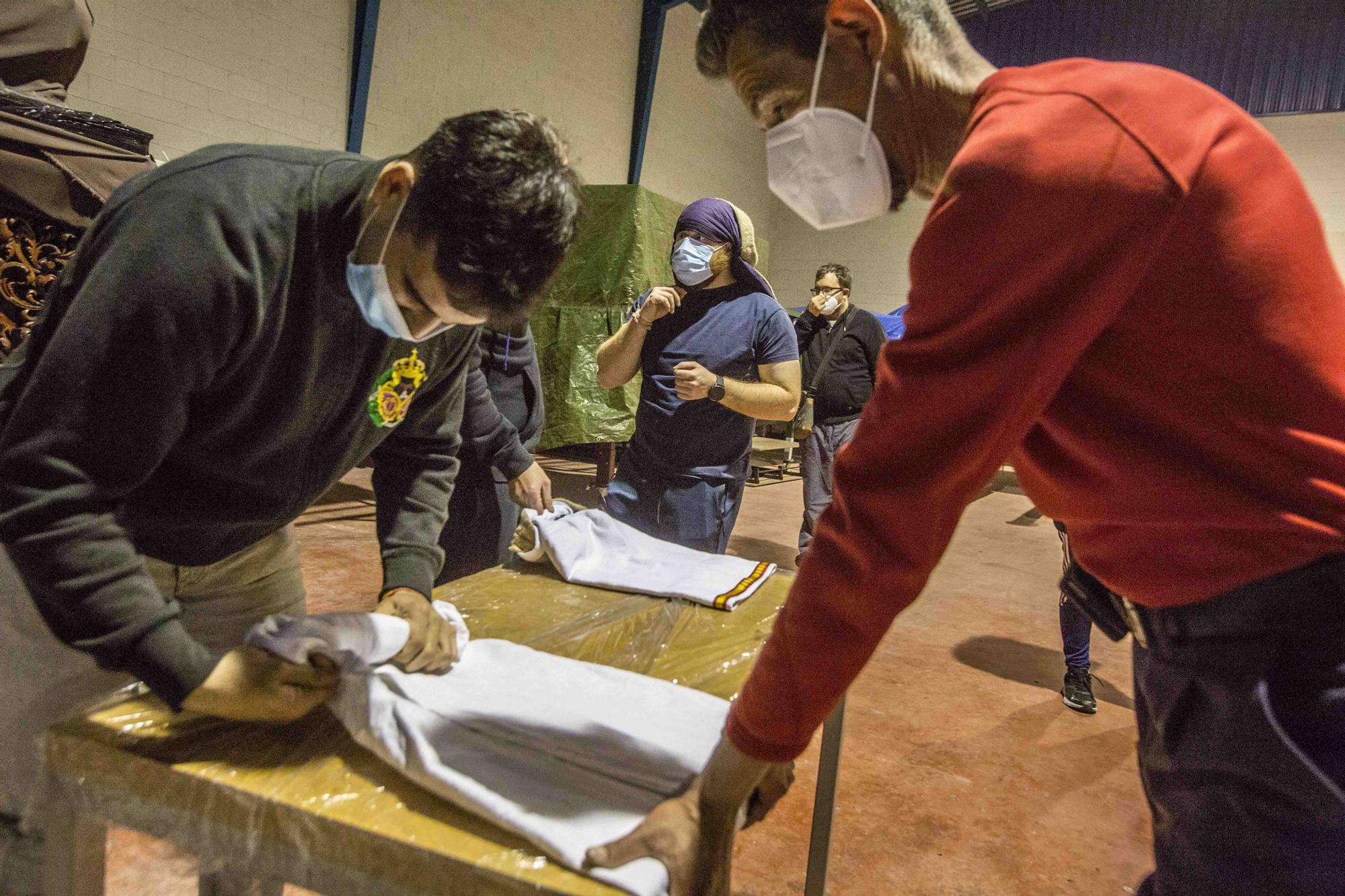 La hermandad de la Humildad y la Paciencia enseñan a los nuevos costaleros