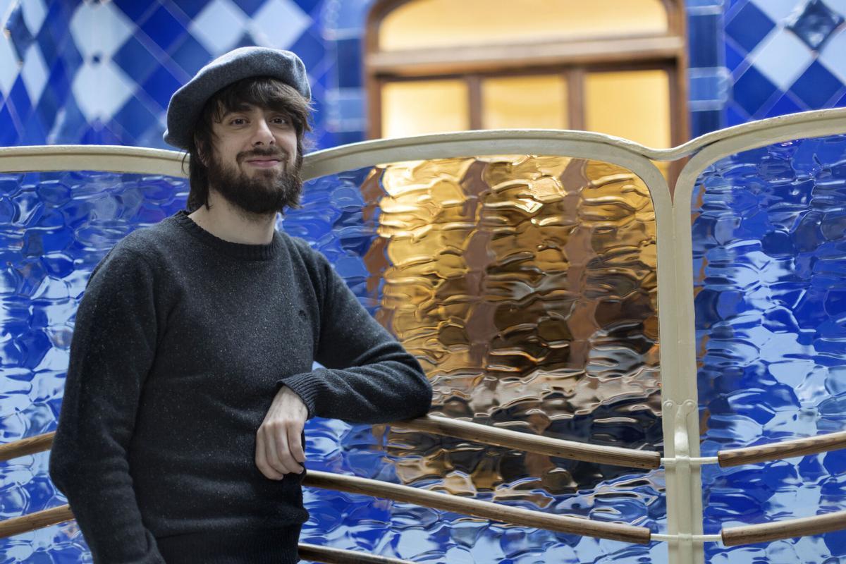 El escritor David Uclés posa durante un encuentro con periodistas este miércoles, donde ha hablado de su nueva novela, 'La ciudad de las luces muertas', con la que ganó el último premio Nadal y que ubica en una Barcelona que ha quedado a oscuras, en una ciudad desbordada por todas sus épocas. EFE/Marta Pérez. sustit. texto