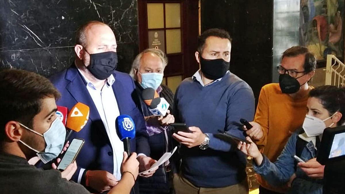 Enrique Arriaga durante la comparecencia ante la prensa en la entrada del Palacio Insular.