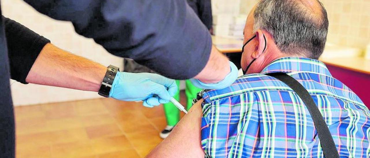 Una persona mayor de 60 años se vacuna contra el coronavirus