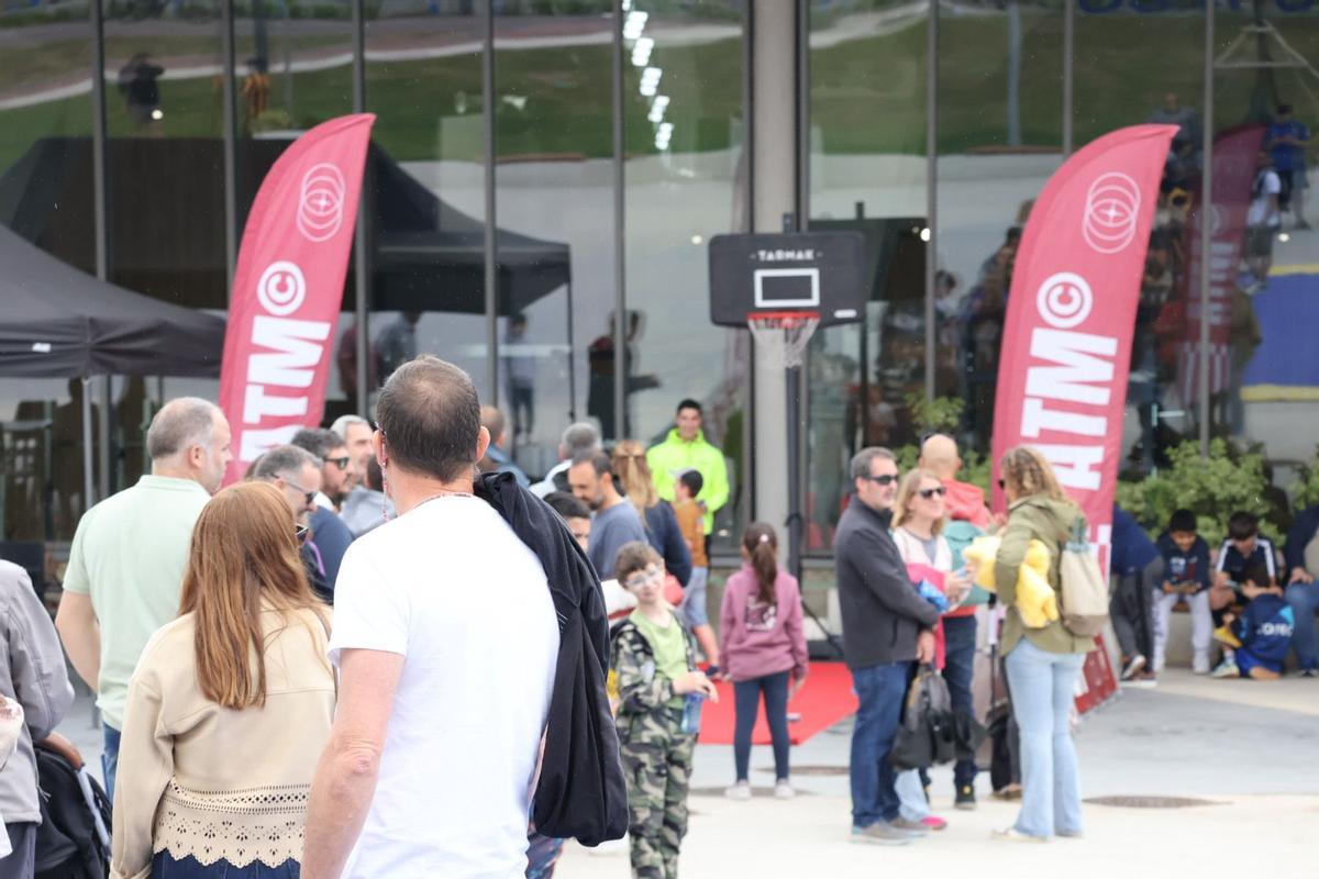 El Alimerka Oviedo Baloncesto vence a la lluvia: éxito de la fan zone en la previa del partido ante el Caja Rural Zamora El Alimerka Oviedo Baloncesto vence a la lluvia: éxito de la fan zone en la previa del partido ante el Caja Rural Zamora