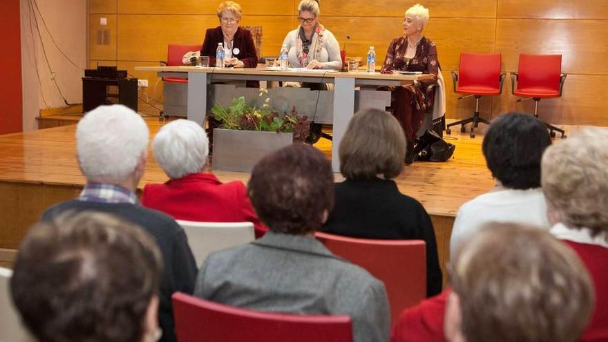 Charla sobre emigración femenina en Sama