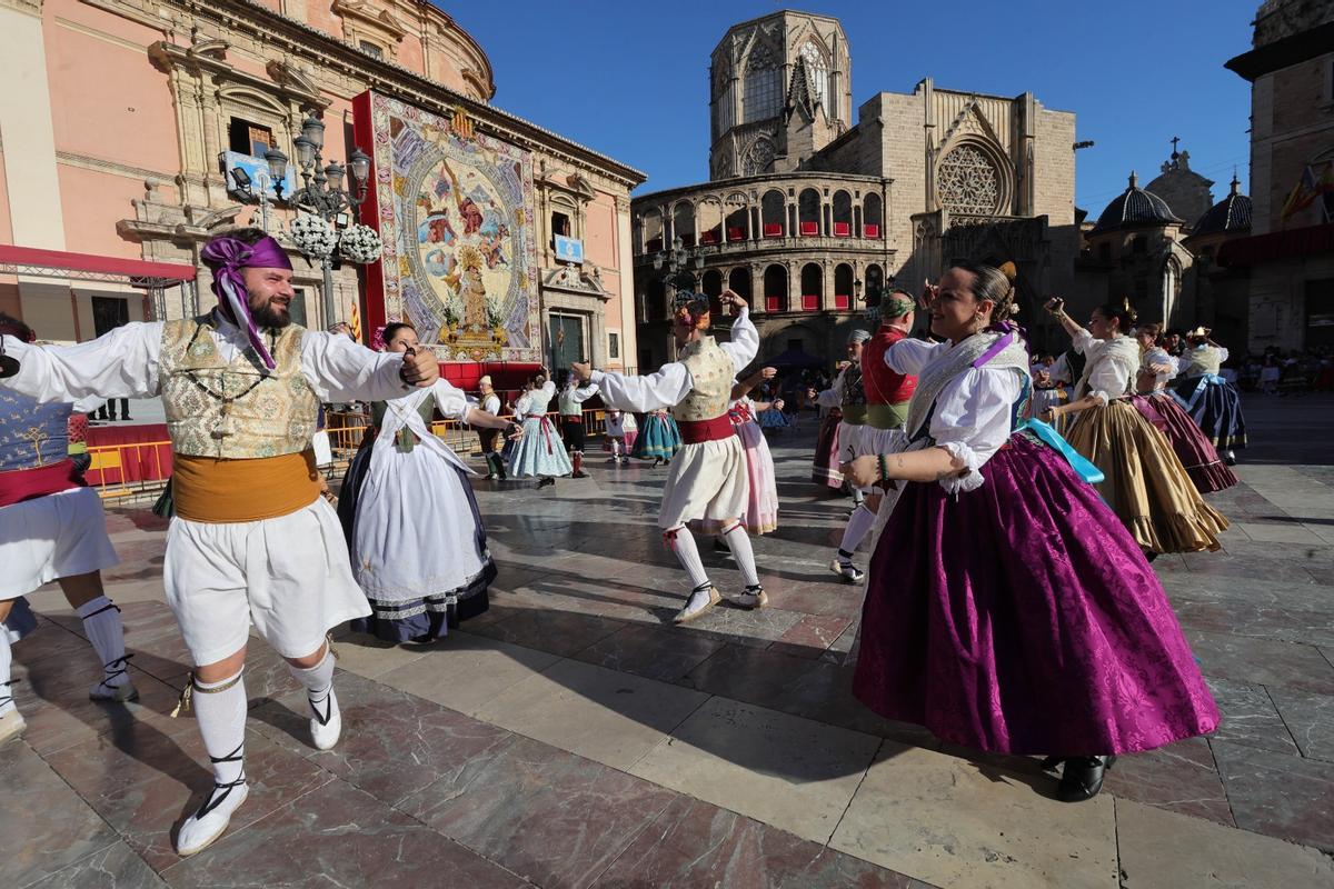 La 'dansà dels pobles' toma la Plaza de la Virgen