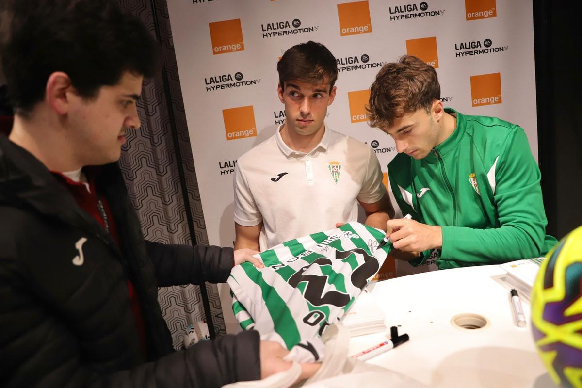 La firma de autógrafos de Iker Álvarez y Mikel Goti, en imágenes