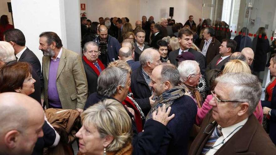 Un centenar de invitados abarrotaron la Casa Galega da Cultura. // R. Grobas