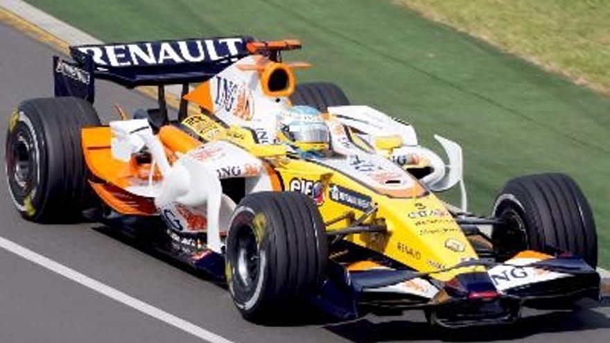 El piloto español de Fórmula Uno Fernando Alonso, de Renault, participa en el Gran Premio de Australia de Fórmula Uno en el circuito Albert Park de Melbourne (Australia).