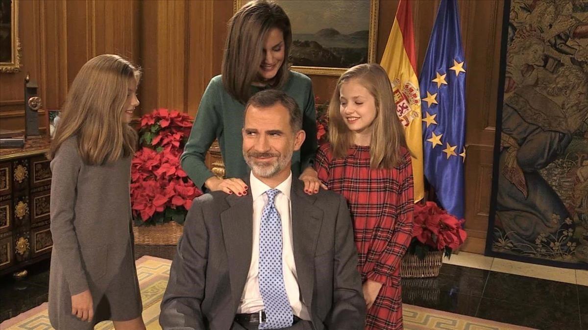 zentauroepp41790491 la reina leticia dando un peque o masaje al rey felipe vi at180126140451 zentauroepp41790491 la reina leticia dando un peque o masaje al rey felipe vi at180126140451