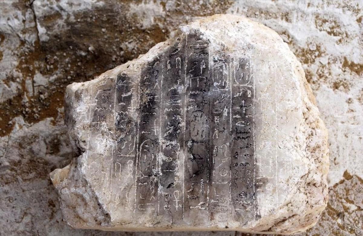 Piedra de alabastro con jeroglíficos hallado por una misión arqueológica en Dahshur, al sur de El Cairo, perteneciente a los restos de una pirámide faraónica de hace 3.700 años. 