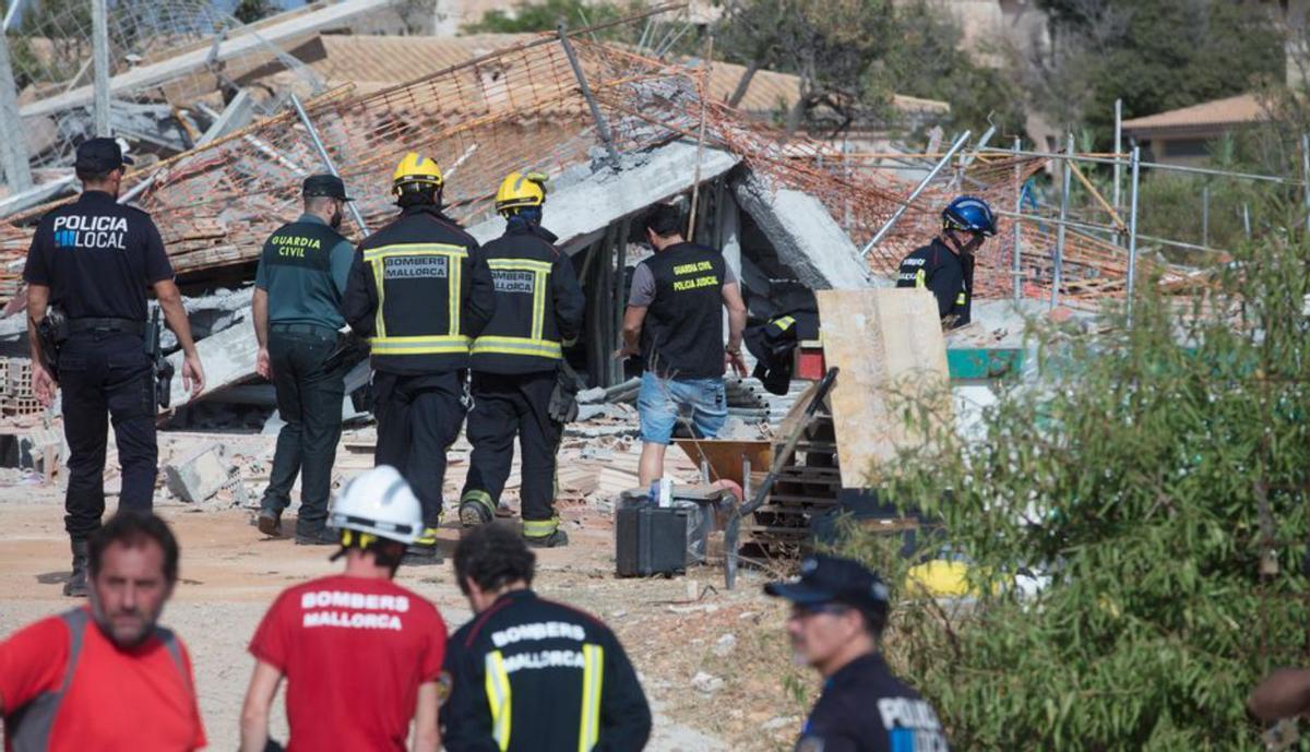 Los servicios de emergencia, durante el derrumbe del chalé. | GUILLEM BOSCH