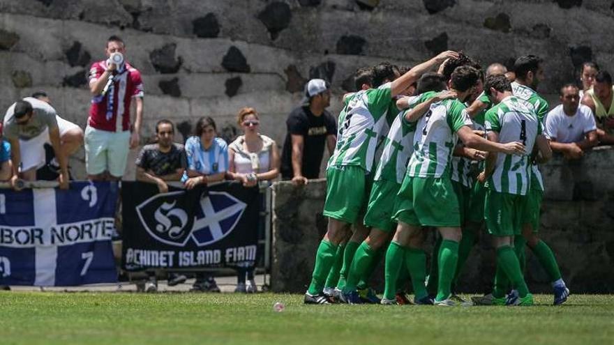 Los jugadores del Somozas celebran uno de los goles, ayer, en Tenerife.