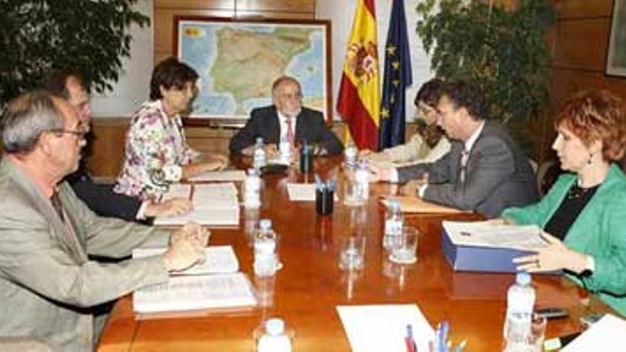 Fomento y los alcaldes de Cáceres, Badajoz y Mérida inician las negociaciones para la ubicación de las estaciones del AVE