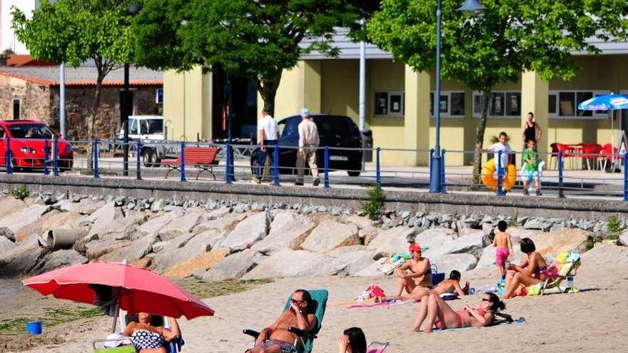 La playa de O Preguntoiro, en Vilaxoán, recupera la Bandera Azul este año. // Iñaki Abella