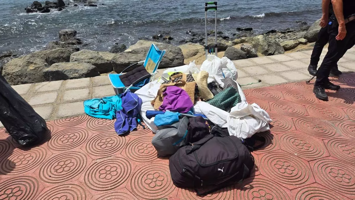 Sorprendidos en plena venta ambulante ilegal en San Bartolomé de Tirajana: abandonaron los productos al ver a la Policía Local