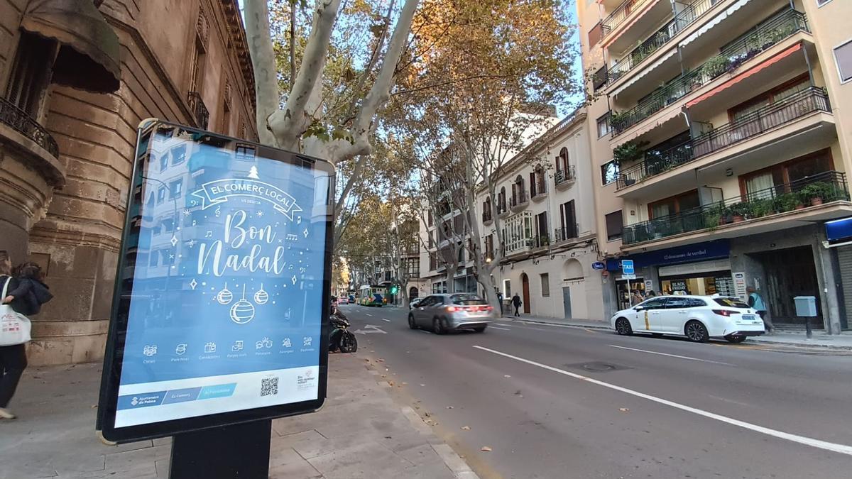 Un cartel de Cort en uno de los OPIS repartidos por la ciudad.