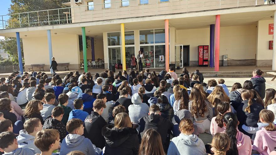 VÍDEO | Minuto de silencio de condena del crimen machista de Chari en el IES Son Ferrer