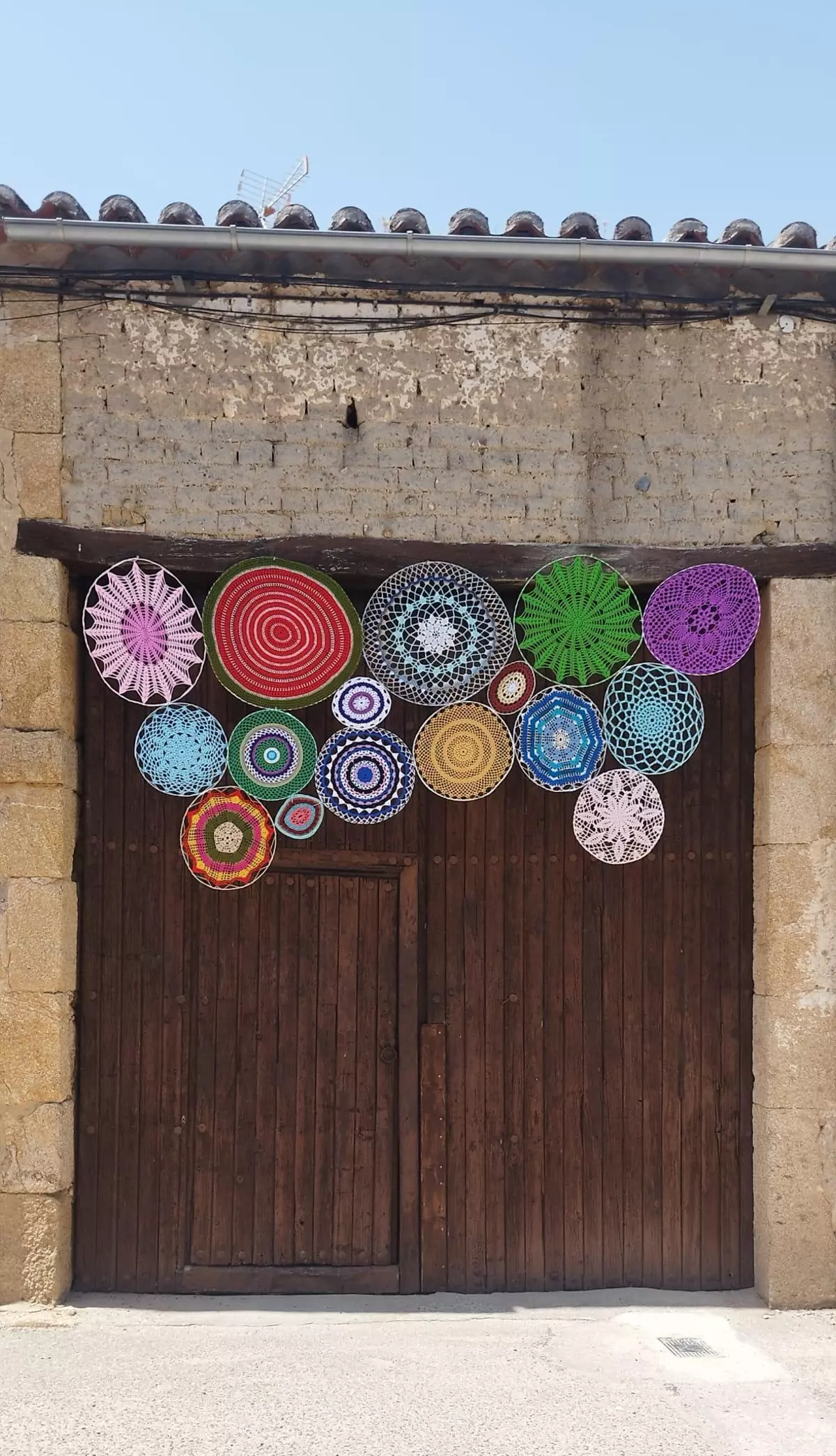 GALERÍA | Las mujeres tejedoras de San Macial decoran la localidad con motivo de la Semana Cultural