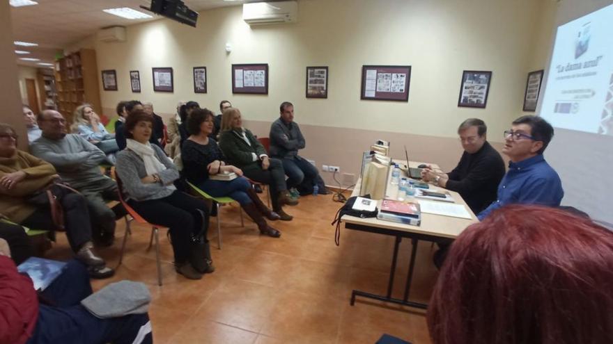 Javier Sierra se encuentra con sus lectores en la biblioteca de Ricla