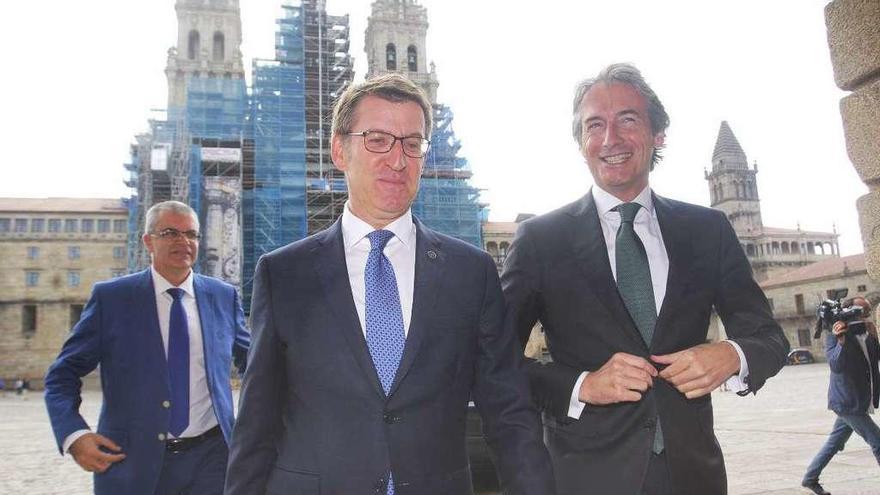 Feijóo, en primer término, con De la Serna a su izquierda y la Catedral de Santiago al fondo.