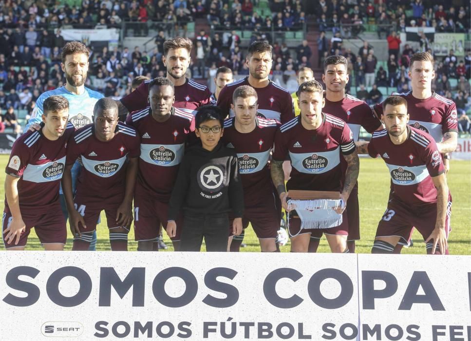 Las imágenes del duelo entre extremeños y gallegos en el Estadio Romano, que terminó con goleada celeste (1-4)