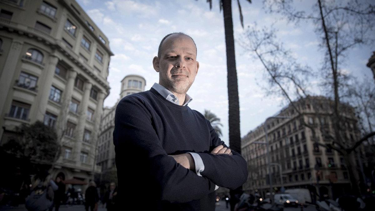 Juan Pablo Cardenal, autor de 'La telaraña. La trama exterior del procés', en Barcelona, este lunes