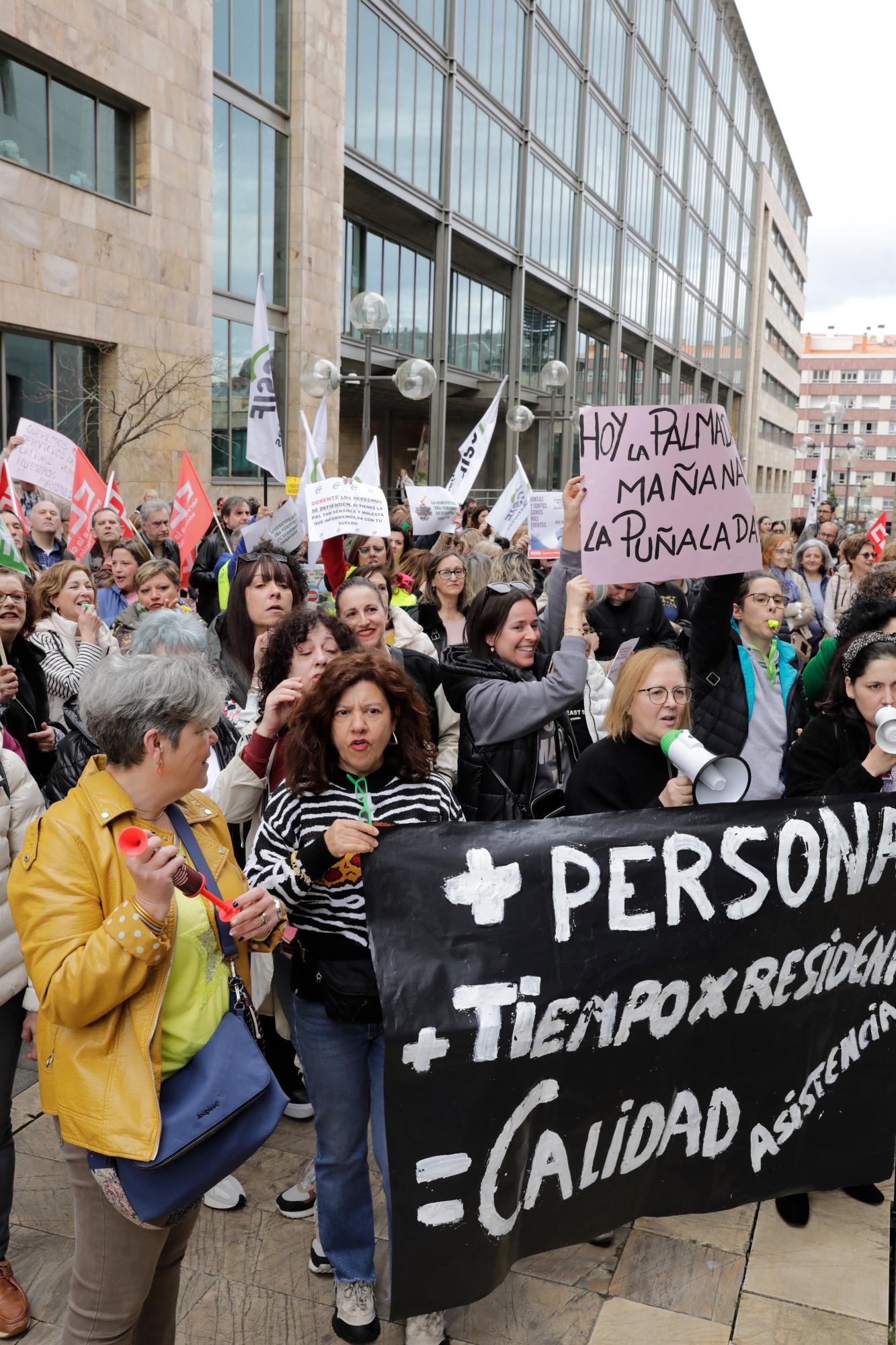 En imágenes: Multitudinaria protesta de los trabajadores del ERA: "Nuestras vacaciones no son un trueque electoral"