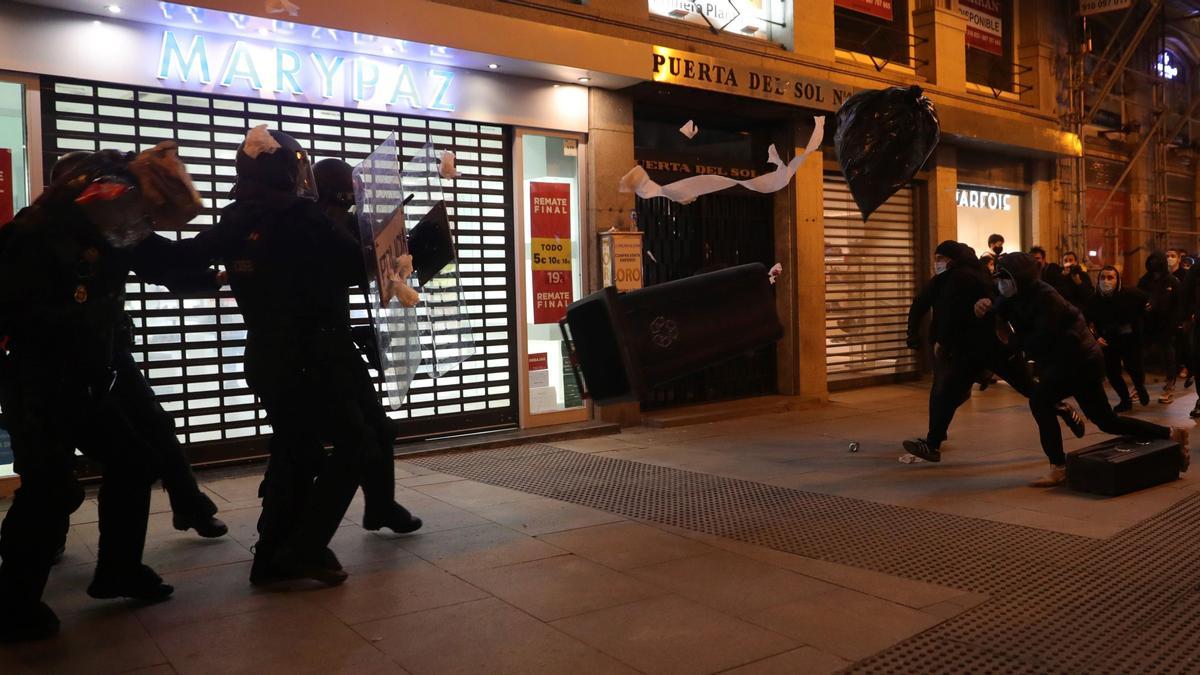 Enfrentamiento entre policías y manifestantes en Madrid.